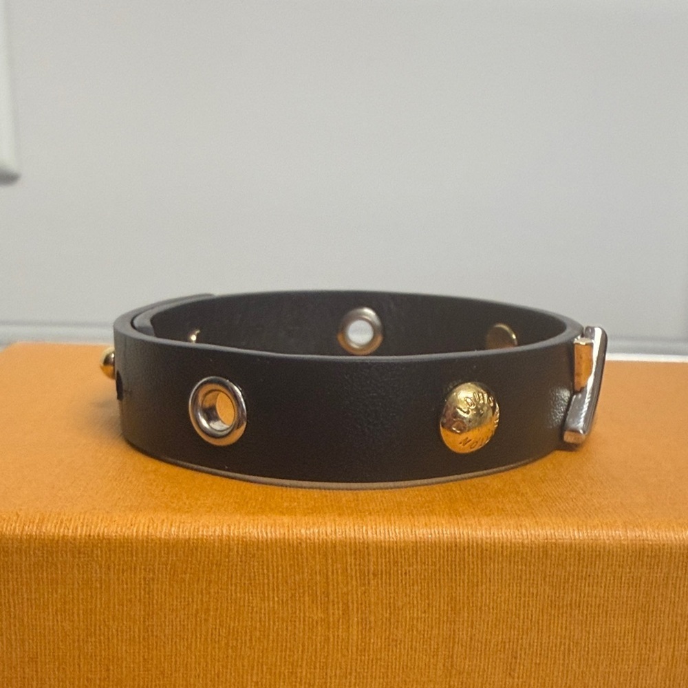 👛Host Pick👛 Louis Vuitton Black and Gold “Twist” Leather Bracelet - Picture 7 of 8